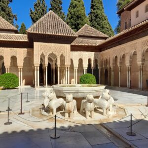 Patio de los Leones en La Alhambra (Granada)